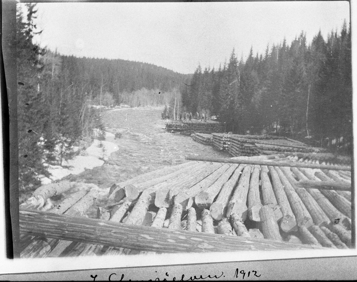 Tømmer klart for fløting ved "Stensjøelven" (Totenåsen/Hurdal?)1912. Ingen annen informasjon enn det som er skrevet under bildet foreligger.