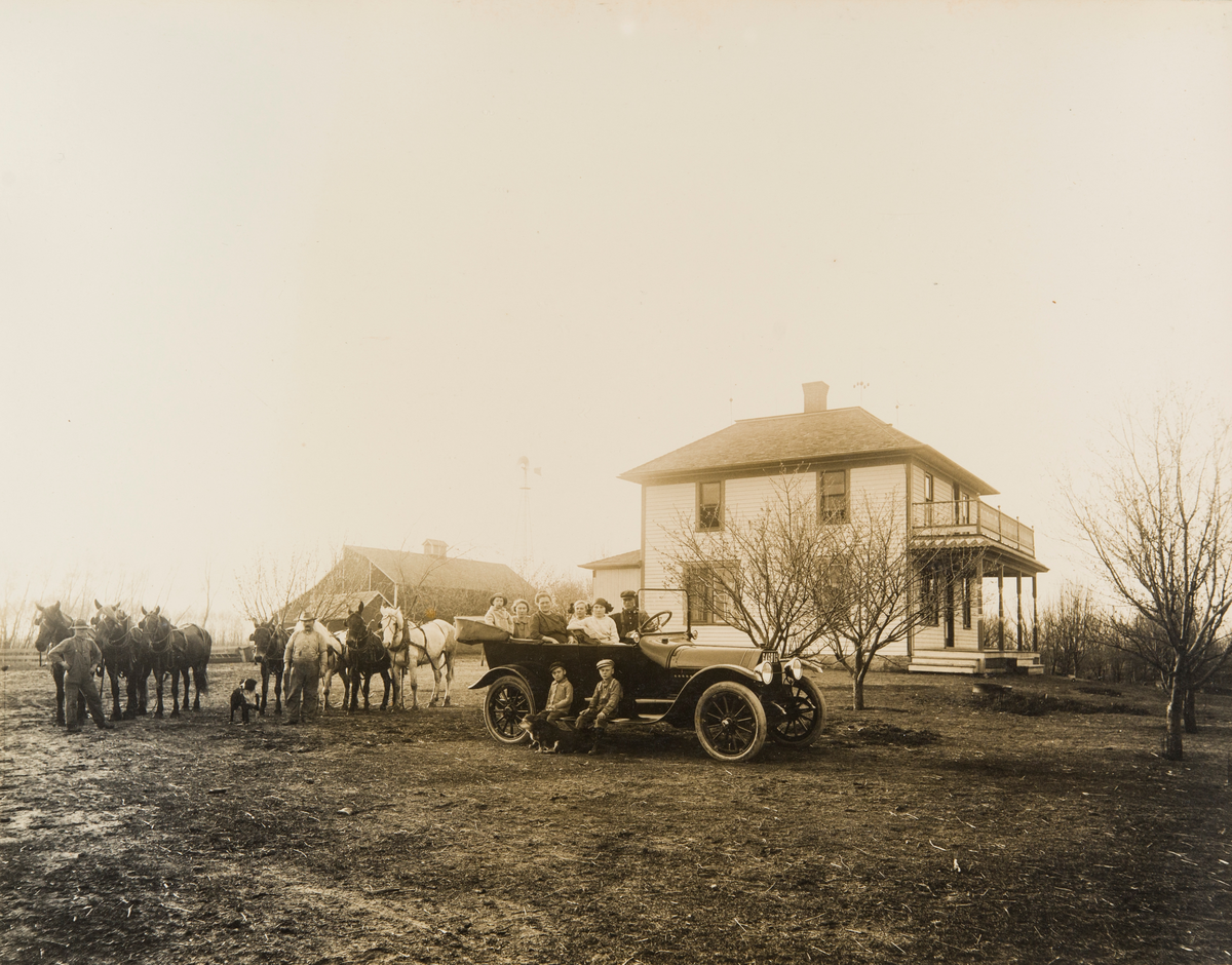 Erik E. Rolland fra Arna nær Bergen kom til Landet
i 1884. Han er gift med Sicilia f. Borge. De har åtte
barn som lever, 2 er døde.

Bode, IA