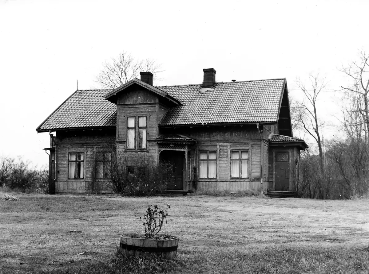 Långsjö gård 1974. 
Västra flygeln. 
Fotograf: Stig Jonsson. ; BHF Studiecirkel 2015:
Förfallet i början av 1970-talet med bl.a. duvslag.
Taket från 1884 med takmålningar, sedermera renoverade.