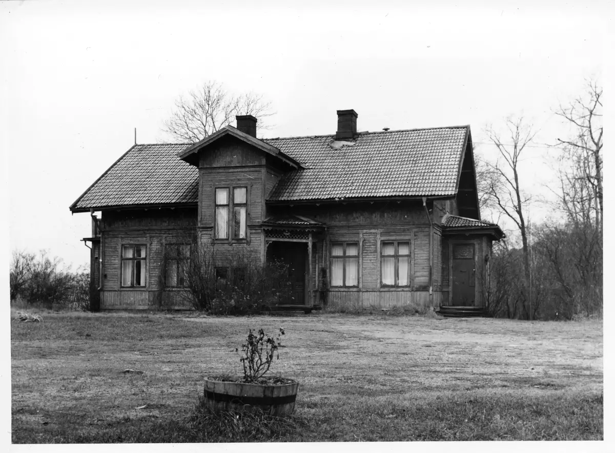 Långsjö gård 1974. 
Västra flygeln. 
Fotograf: Stig Jonsson. ; BHF Studiecirkel 2015:
Förfallet i början av 1970-talet med bl.a. duvslag.
Taket från 1884 med takmålningar, sedermera renoverade.