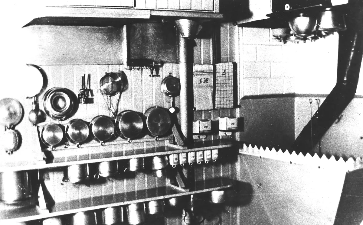 Interiör från köket i villa Jennylund år 1925. 
Kortet från Ethel Florén-Winther
 ; BHF studiecirkel vt 2016:
Se även bhf1404_082 - _090 samt kopia av samma bild på bhf1405_110.
