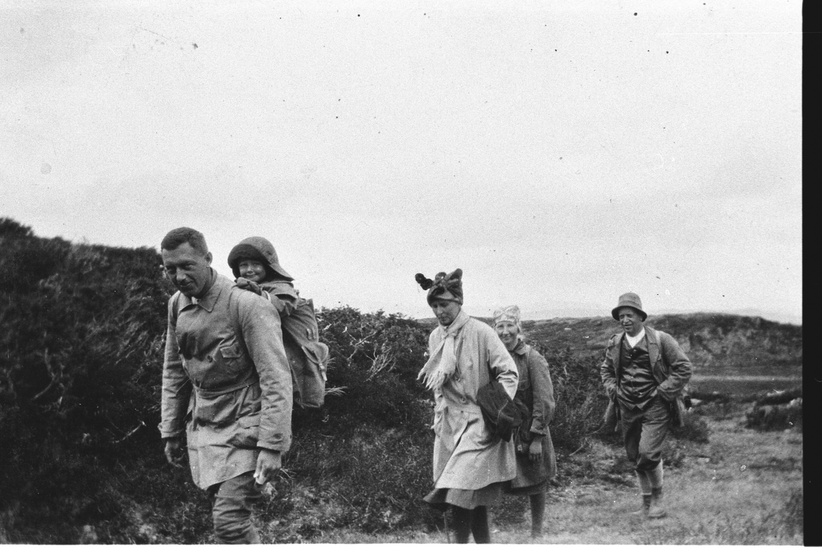 Gruppe,hatt,jakke,kappe og støvler.
Nr. 2.frå h.:Birgit Stuveset Liahagen.