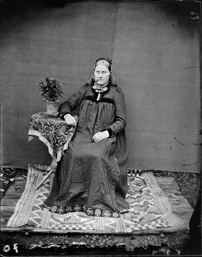 PortrettH, kvinne, bunad, hallingklede