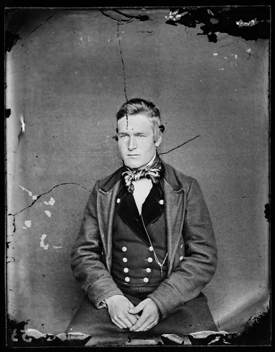 PortrettB, mann, bunad, hallingklede