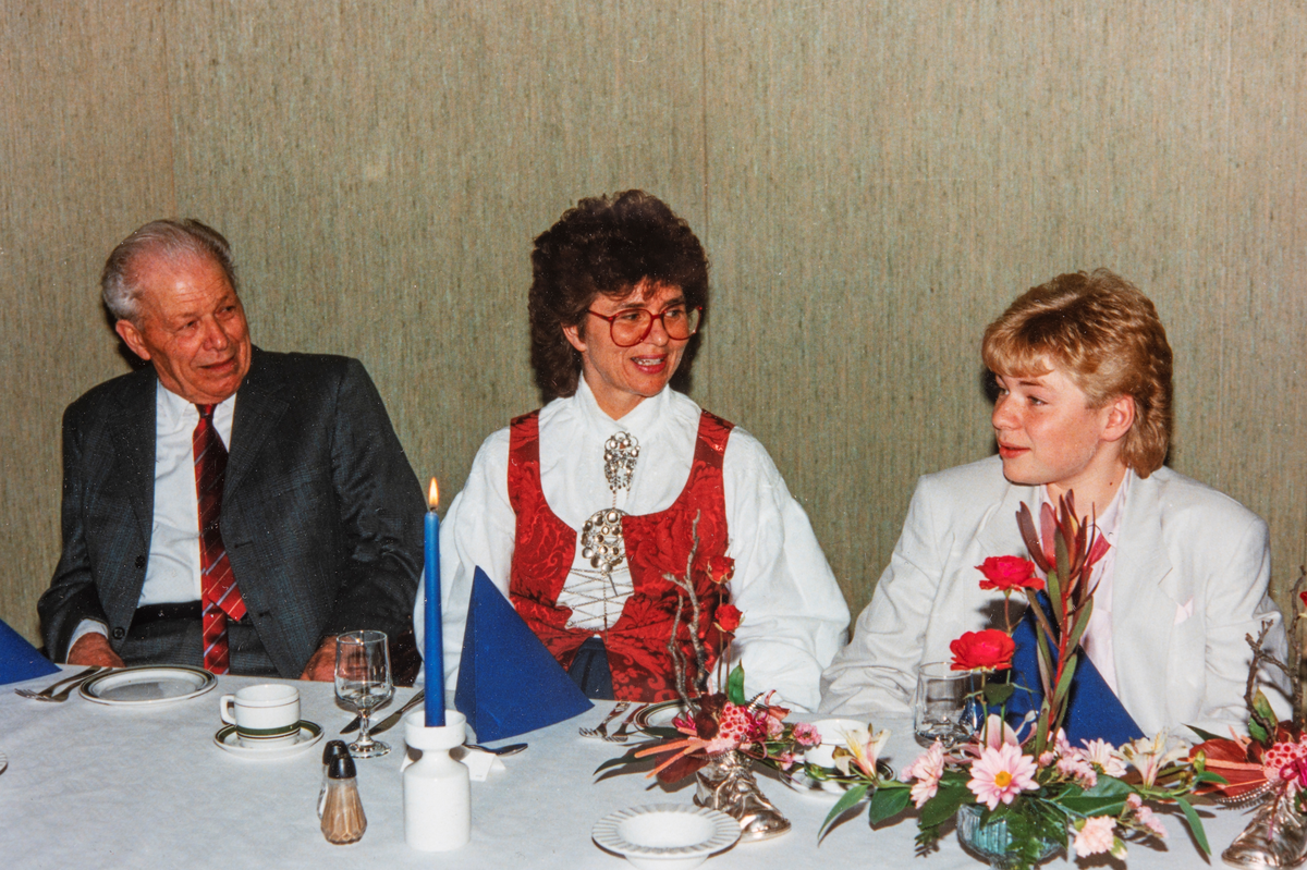Håvard Myhre (f: 1973) på konfirmasjonsdagen sin i 1988. Sittende tilbords sammen med sin mor, Anne Myhre (1945 - 2023) og bestefar Helge Antonsen (1914 - 1992)