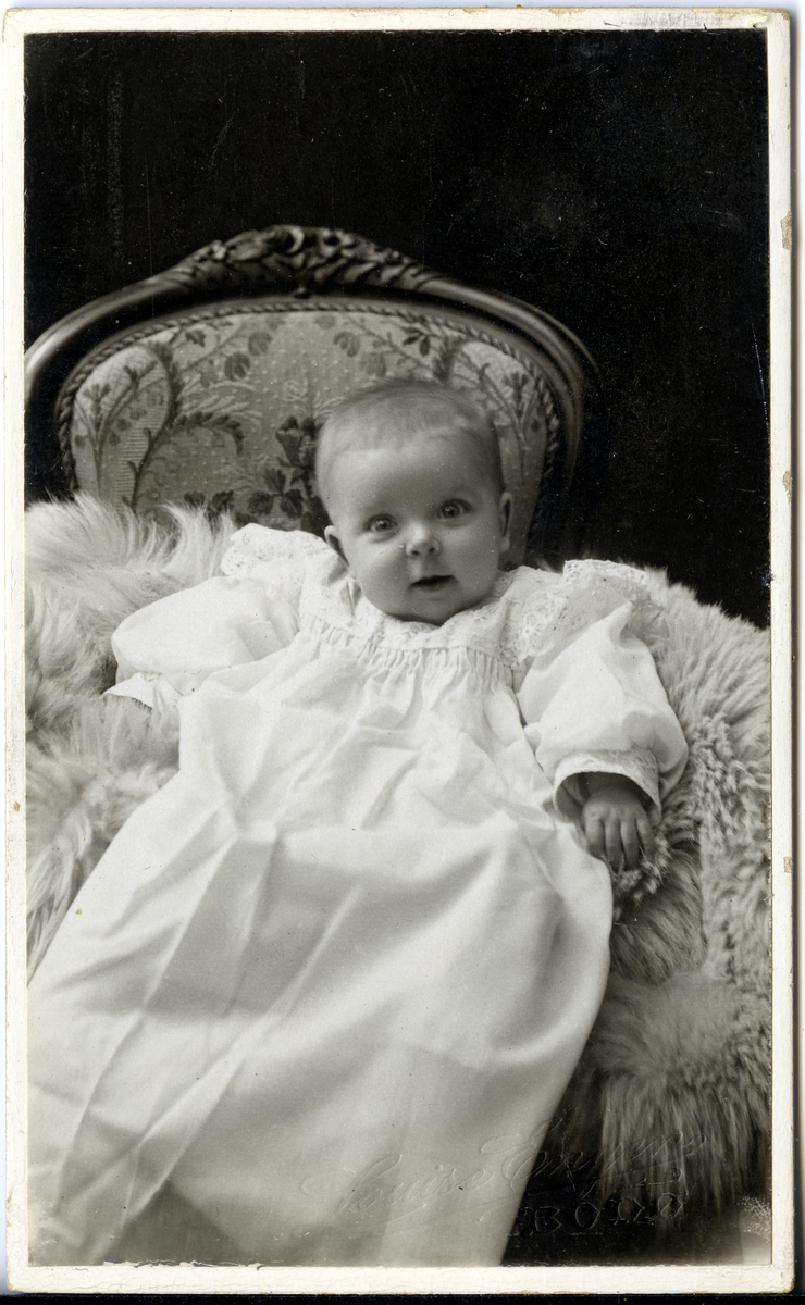Liv Opsahl (spedbarn).
Skrevet bak: Til tante Anna fra Liv.
Bilde er fra fotoalbum GM.036888.