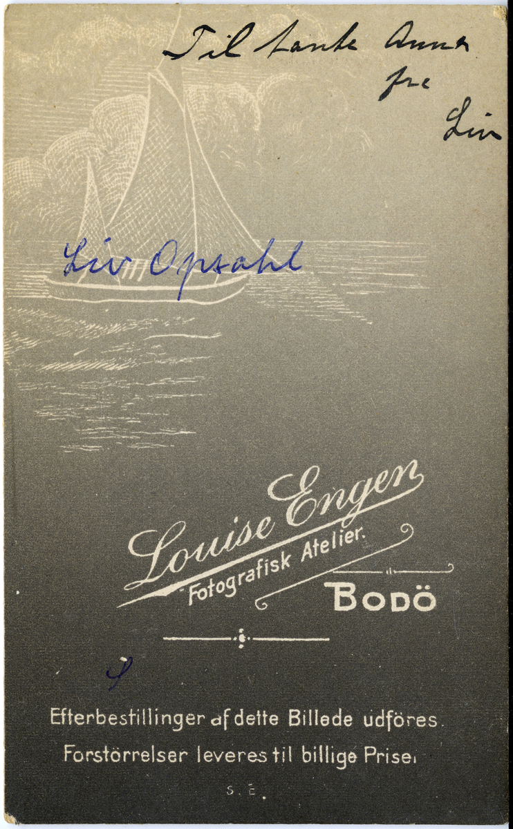 Liv Opsahl (spedbarn).
Skrevet bak: Til tante Anna fra Liv.
Bilde er fra fotoalbum GM.036888.