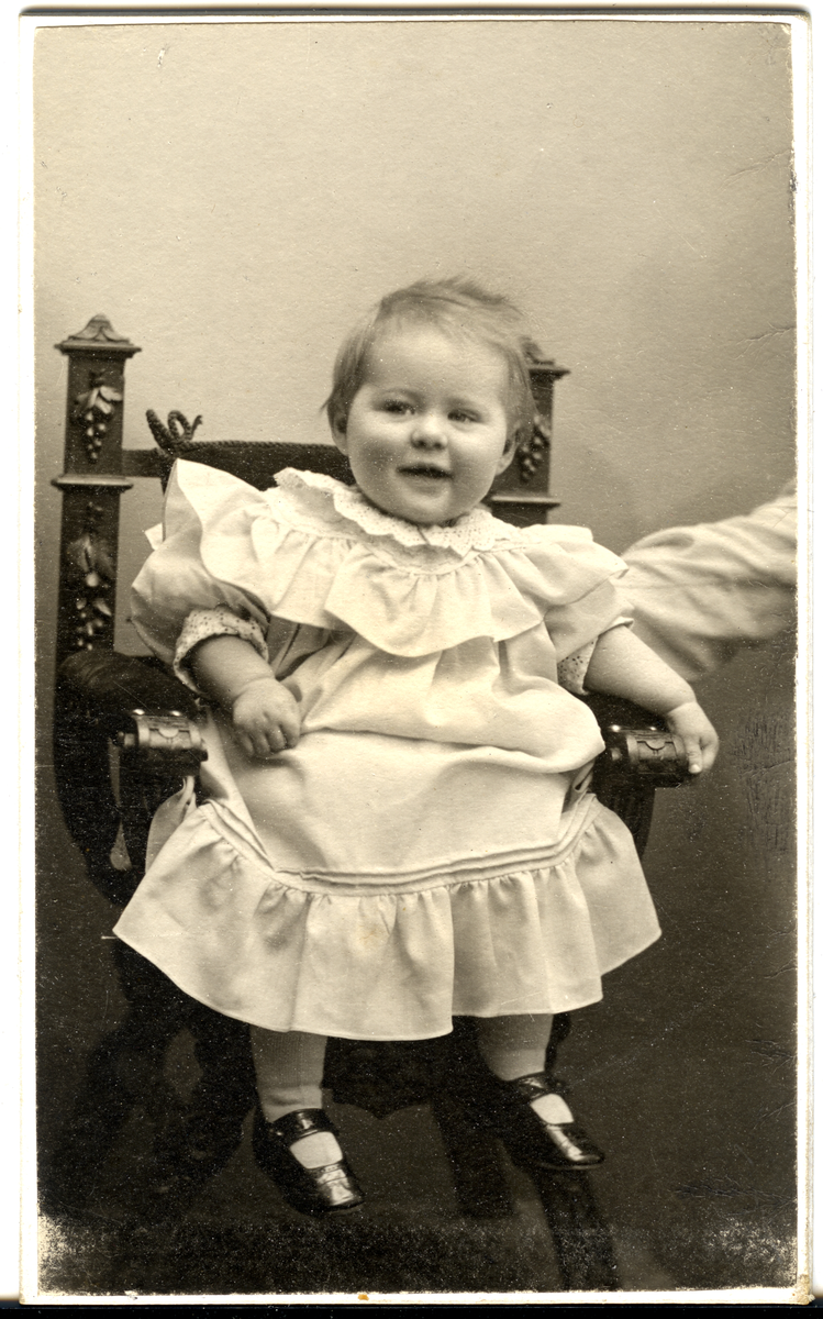 Karen Agnes Skavhaugen (småjente).
Bilde er fra fotoalbum GM.036888.