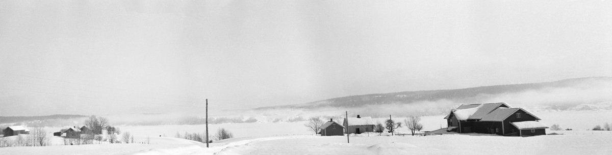 Vinterlandskap ved Ulvetangen i Skiptvet i Østfold, med Glomma i bakgrunnen. Dette er den venstre halvdelen av et todelt panoramabilde, tatt vinteren 1937, da man arbeidet med bygginga av Glennetangen lense, som, hadde sine mosemaskiner 3-4 kilometer lengre nede i elvløpet.
