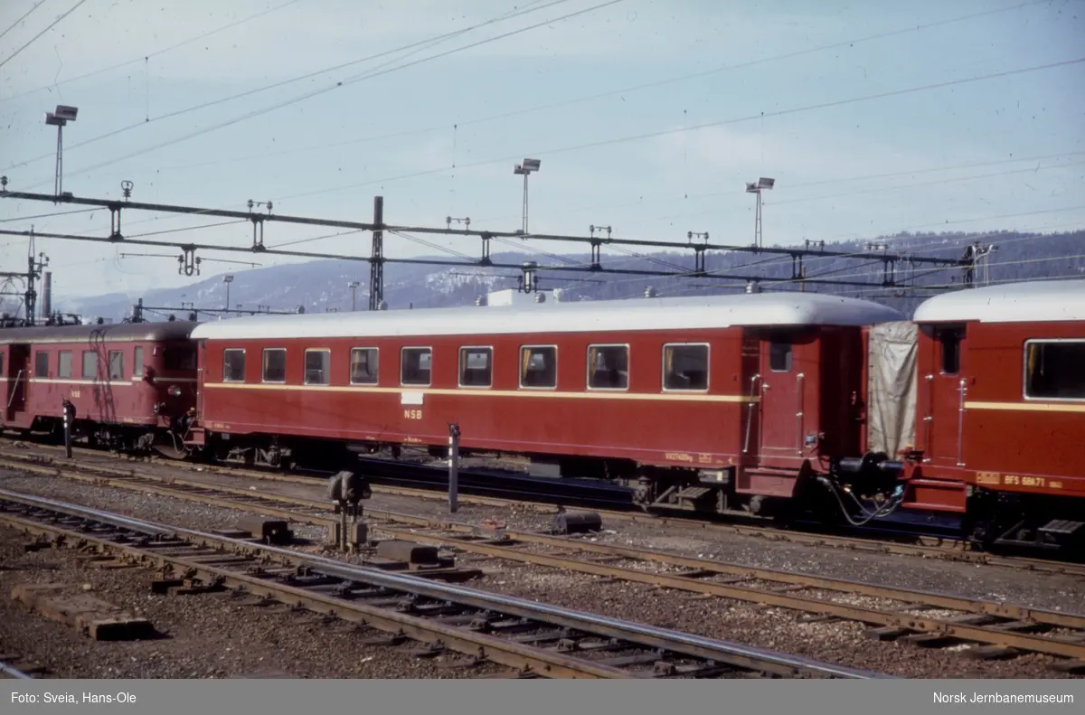 Elektrisk motorvognsett type 68A med mellomvogn B68 41 i midten på Skamarken på Drammen stasjon