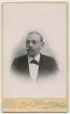 Porträtt på Stephen Nordström. Född 4 december år 1869. Rentierbokhållare ägde huset på Barnarpsgatan 27 i Jönköping.