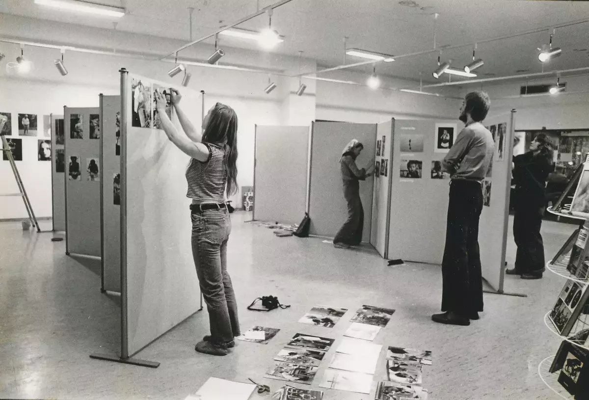 Fisksätra kulturförening ställer ut i Fisksätra bibliotek. Utan år, fotograf okänd. Fisksätra lokalhistoriska arkiv. 