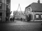 Korsningen Nygatan-Bokhållaregatan i Linköping med kameran vänd mot norr. Motivet var ingen slump för fotografen som satte värde i att dokumentera förändringar i hemstaden. Här tog den snart 86-årige före detta översten Fritz Lovén fasta på att traditionstyngda restaurang Druvan rivits och lämnat en glugg i gatubilden. Året var 1930 och nästkommande år kom utrymmet vara fyllt med ett nytt och modernt affärs- och bostadshus.