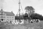 Midsommarfirande i Bjärka Säby 1906. Runt den präktiga stången dansar förmodligen flertalet elever vid Östergötlands läns lantbruksskola, som vid tiden var förlagd till godset.