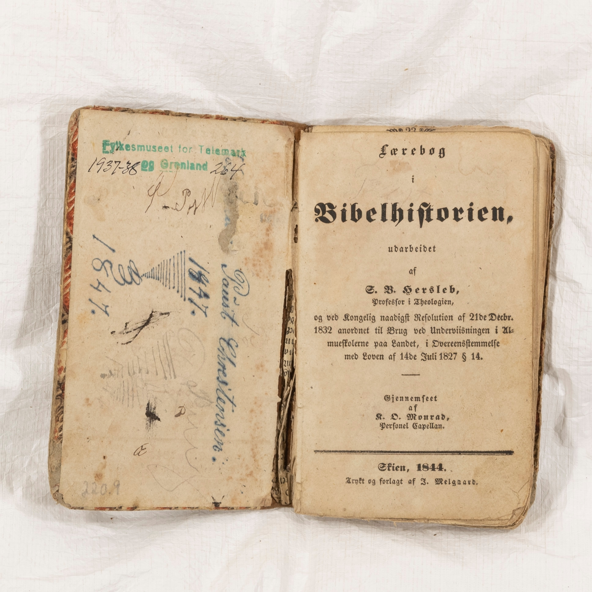 Prot: S. B. Hersleb. Lærebog i Bibelhistorien. Gjennemseet av K. O. Monrad. Skien 1844. (J. Melgaard) 116 s. + 1 bl. 12 F. (Skoleband)