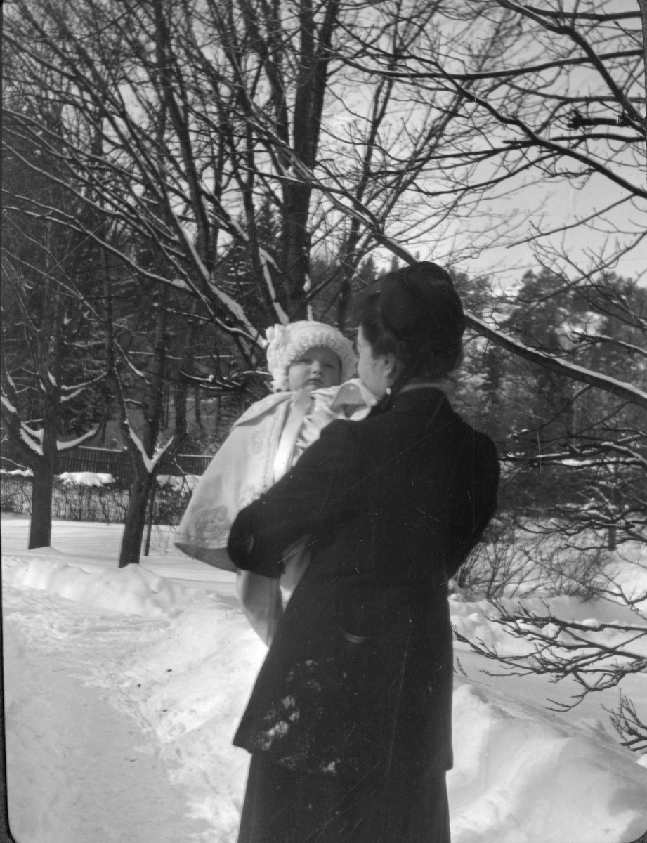 Foto av ukjent kvinne med barn. Antagelig Cecilie Aall som baby eller et av de andre Aall barna Niels Frederik eller Hans Cato Aall