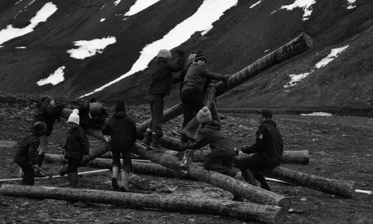 Ryddeaksjon i Longyearbyen, juni 1974. Barn som leker. 