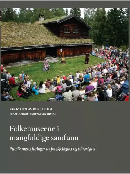 Bokomslaget til boka "Folkemuseene i mangfoldige samfunn - publikums erfaringer av forskjellighet og tilhørighet." Redaktører er Sigurd Solhaug Nielsen og Thor-André Skrefsrud. Bildet viser en teaterforestilling på Glomdalsmuseet, på Solør tunet, med mye publikum.