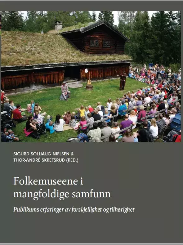 Bokomslaget til boka "Folkemuseene i mangfoldige samfunn - publikums erfaringer av forskjellighet og tilhørighet." Redaktører er Sigurd Solhaug Nielsen og Thor-André Skrefsrud. Bildet viser en teaterforestilling på Glomdalsmuseet, på Solør tunet, med mye publikum.
