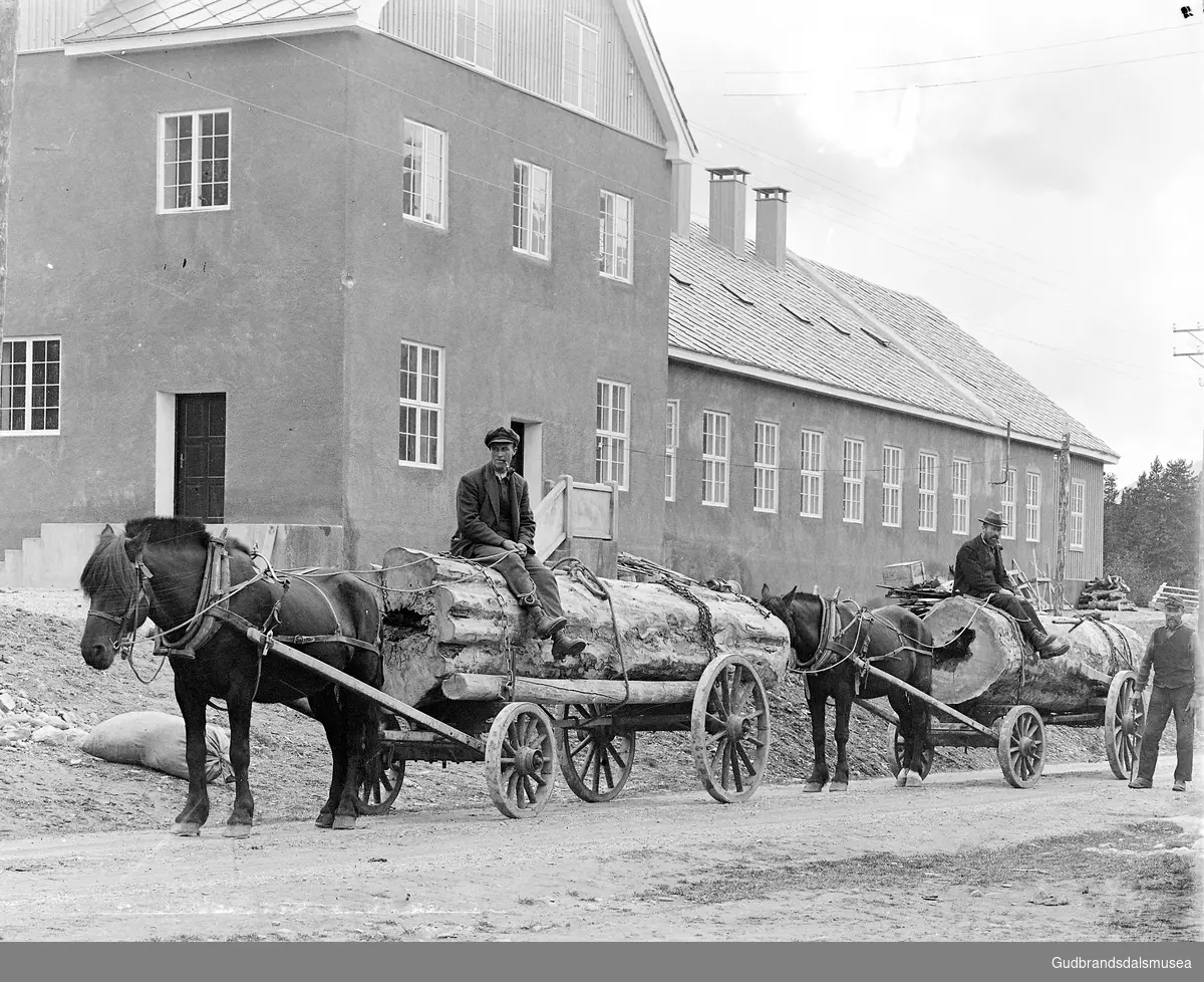 F.v.: Per Dagsgard (f. 1887) og Erik Vange Bræk (f. Vange 1881) og køyrer portstolpar til Helseheimen i Lom. Ola Risheim (f. 1854?) t..h.