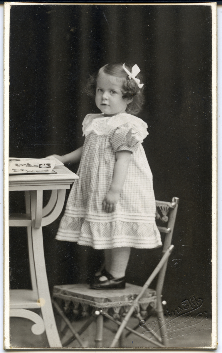 Solveig Skavhaugen (småjente).
Bilde er fra fotoalbum GM.036888.
