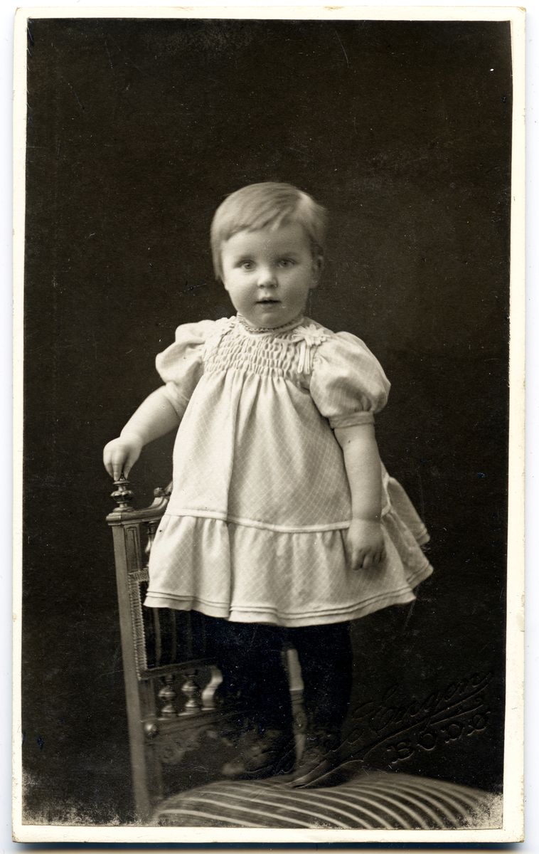 Liv Opsahl (småjente).
Bilde er fra fotoalbum GM.036888.
