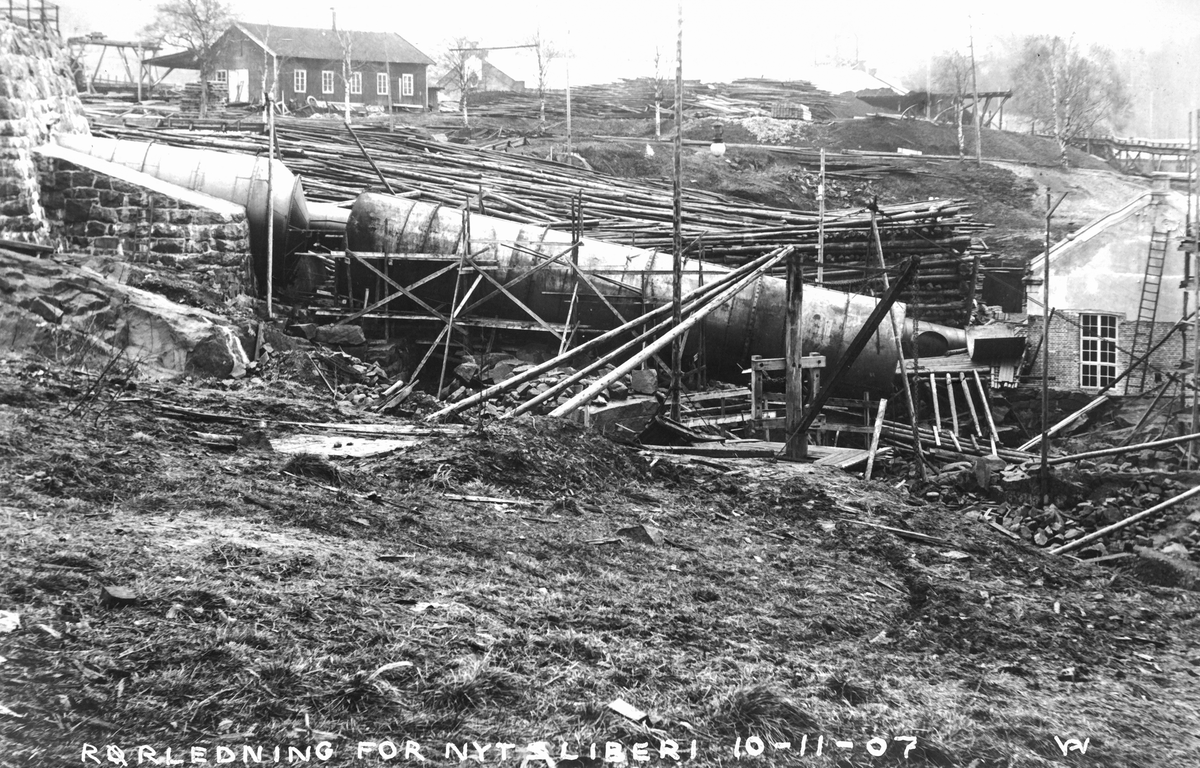 Bygging av nytt tresliperi ved Vittingfos bruk 1906-08. 
Rørledning til fabrikken. Sett fra nord.
Fotografen var Albert Wüller (1877-1944), ing ved Myrens verksted.