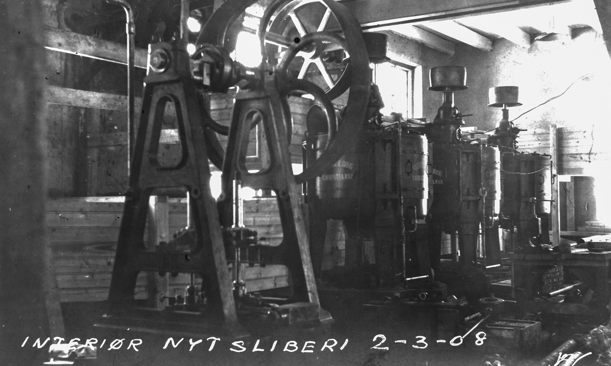 Interiør ved nytt tresliperi ved Vittingfos bruk 1908. 
Fotografen var Albert Wüller (1877-1944), ing ved Myrens verksted.