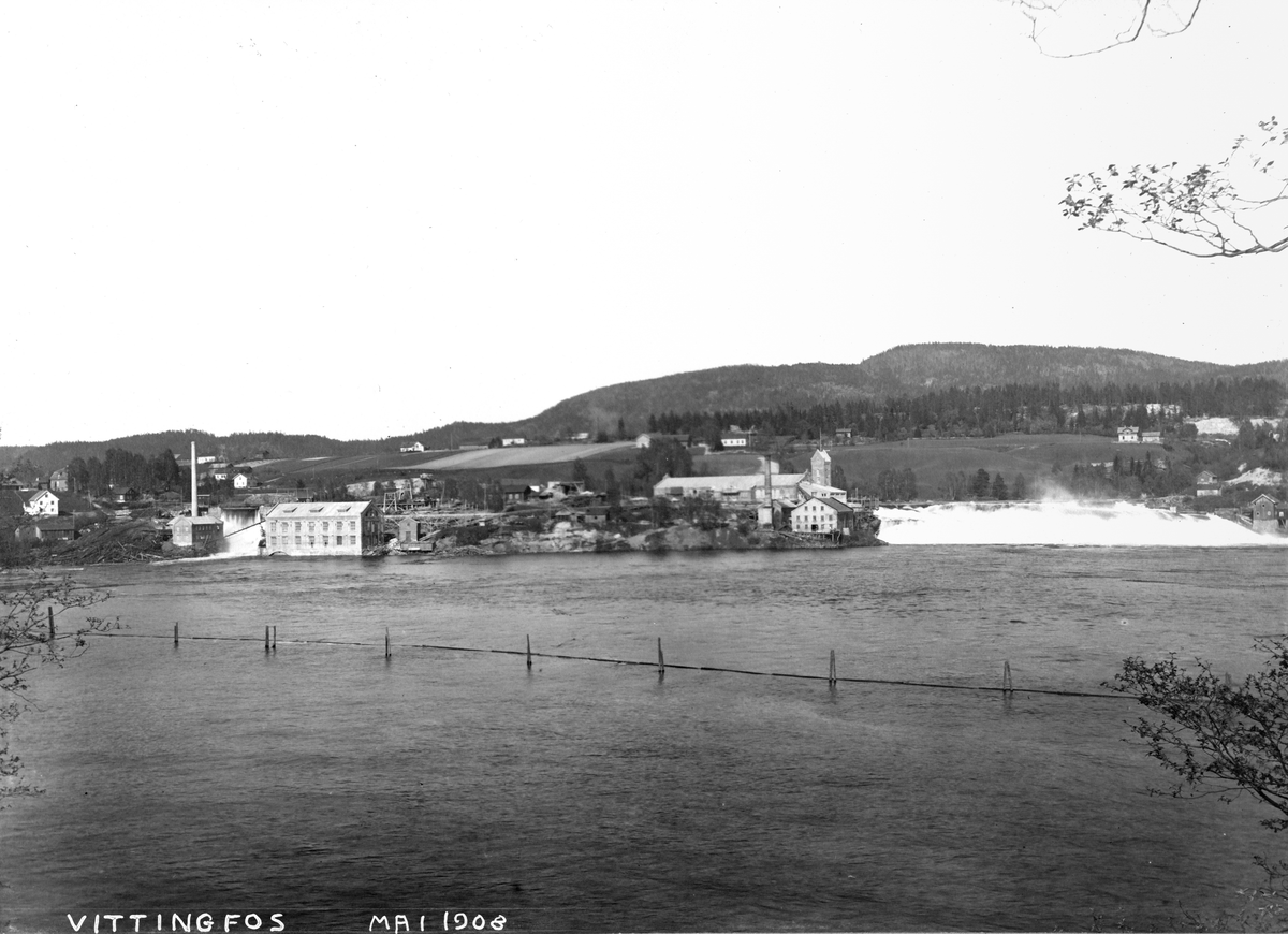 Vårflom i Numedalslågen mai 1908.
 Fotograf var Albert Wüller (1877-1944), ingeniør fra Nyland Mek. Leverandør av maskiner til bruket. Bodde sammen med familien på stedet i lengre tid.