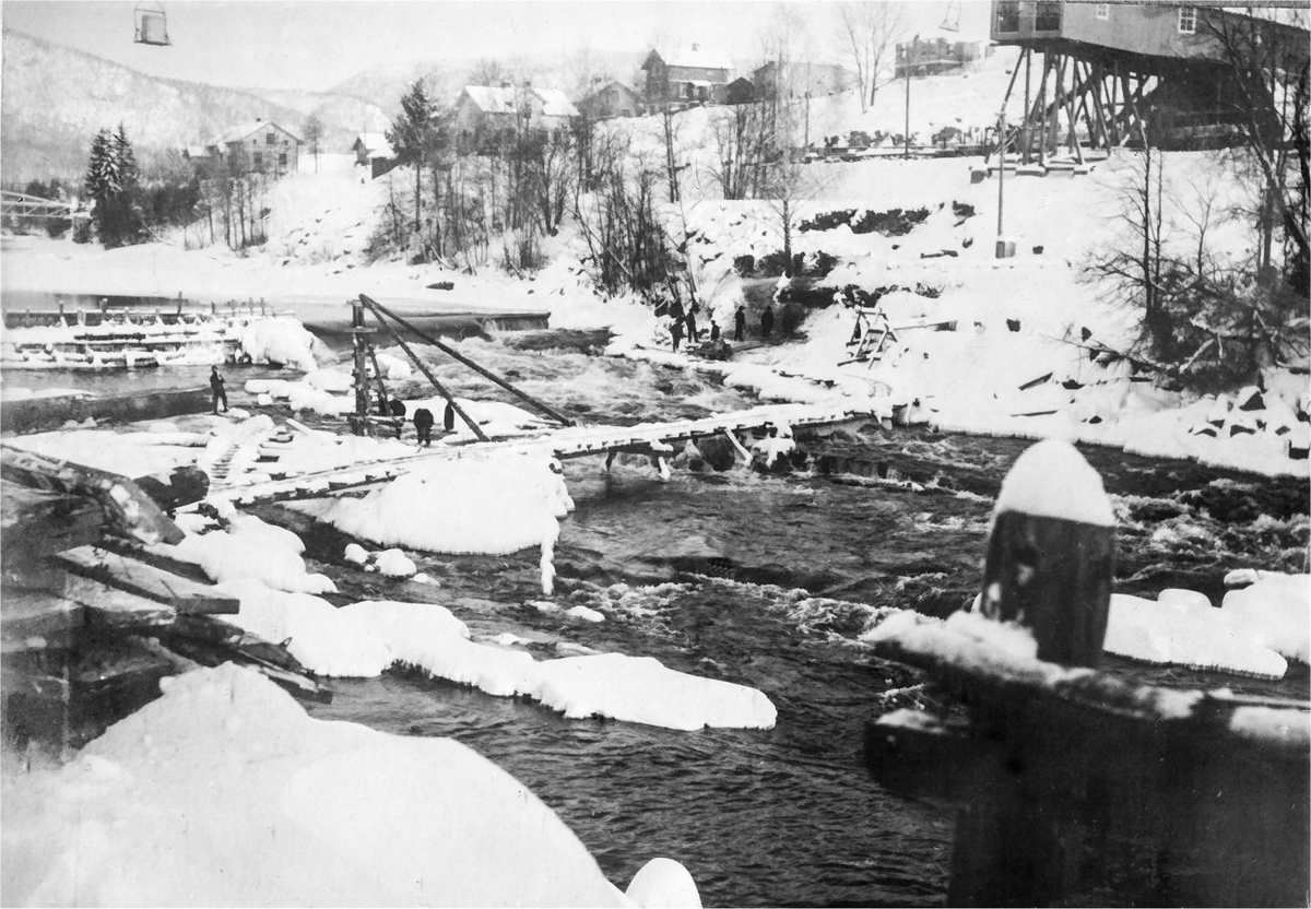 Bygging av ny dam i Numedalslågen ved Vittingfoss bruk etter at Edv. Loyd Ltd. kjøpte  opp og bygde ut fabrikken. 
Fotograf Albert Wüller (1877-1944), ingeniør fra Nyland Mek.. Leverandør av maskiner til bruket. 
Bodde sammen med familien på stedet i lengre tid.