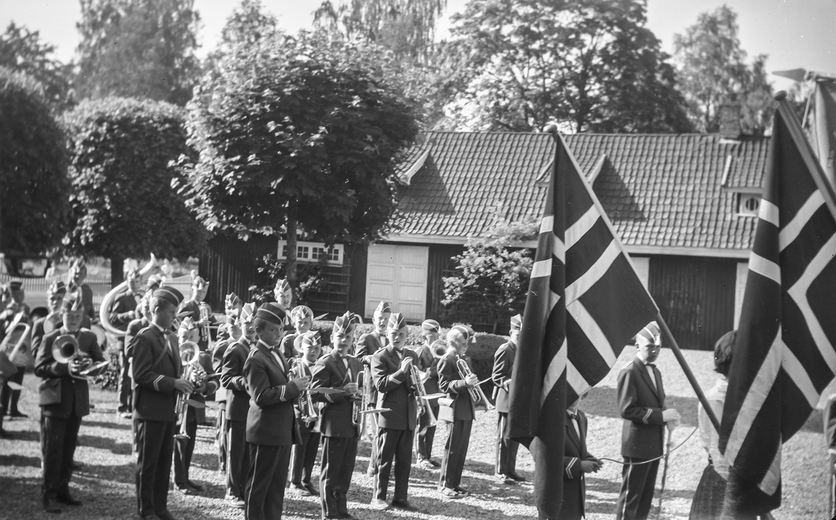 Hvittingfoss guttemusikk spiller framfor hovedhuset på Brubakken.