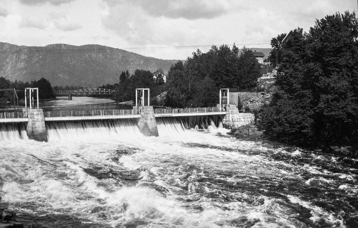 Mye vann framfor nåledemningen i Mellomfossen ved Hvittingfoss.
Numedalslågen, antagelig 1910. 