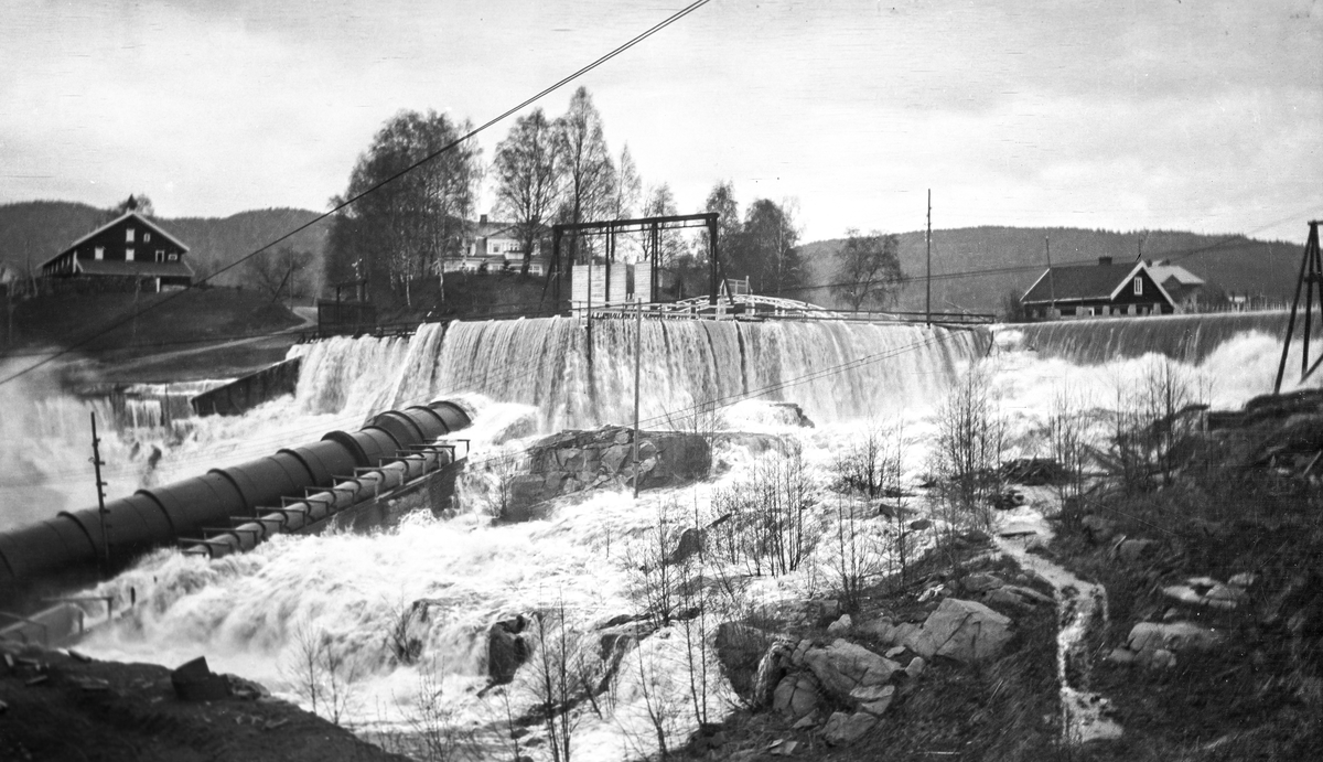 Vannet renner over ved Nordfossen selv med alle lukene åpne.