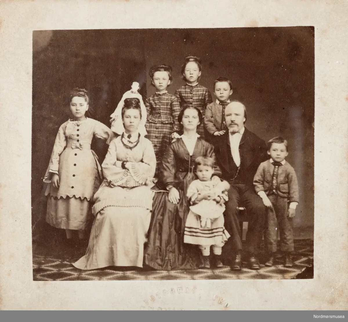Familien Christian Johnsen. Fotograf er Engvig & Frost - noe som gjør vi kan datere bildet til 1871.  Giver er Mette Johnsen Bonne.