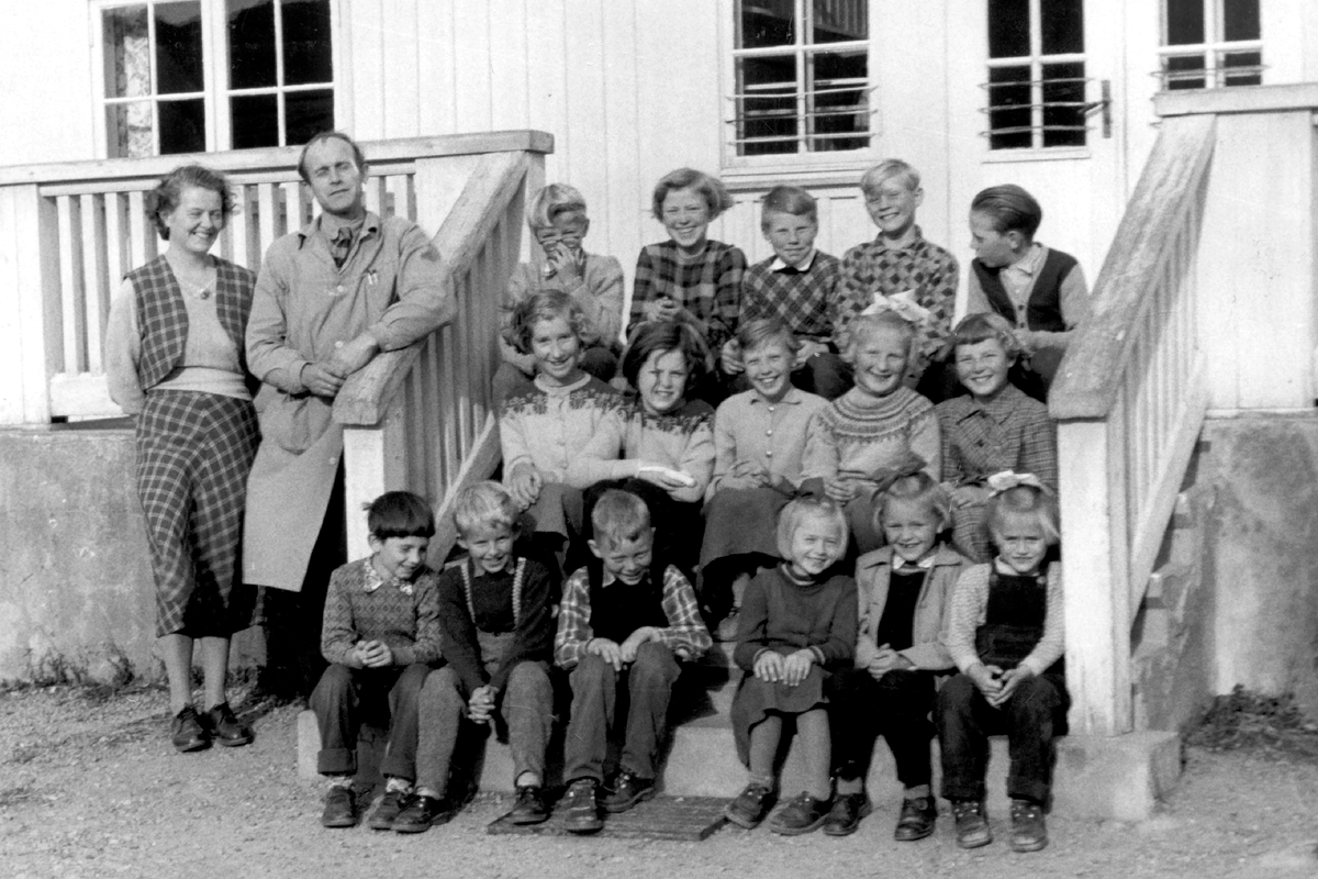 Komnes skole 1956
Første rekke: Knut Borge, Per Kristoffer Skolem, Hans Magnus Solli, Anne Marie Borge, Åse Ellinor Skaug, Anne Nordstoga
Andre rekke : Borghild Gran, Hjørdis Irene Sødem, Annie Johansen, Ragnhild Pedersen, Åse Simenstad
Tredje rekke: Jørn Westerby, Mari-Sofie Borge, Gunnar Arne Skinnes, Kjell Finnerud, Harry Johansen.