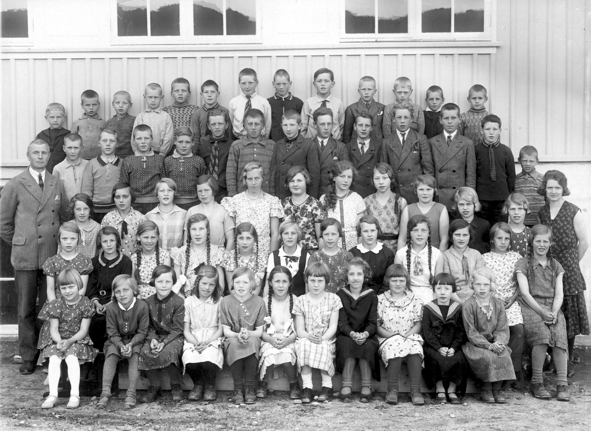 Komnes skole, 1930-tallet.
Første rekke: Liv Astrid Ljøterud, Hjørdis Lie, Ingebjørg Saga, Margit Johansen, Bjørg Nesset, Amborg Lindtvedt, Nora Borge, Åse S. Hansen, Else Surlien, Bjørg Støa, Grete Langtangen.
Andre rekke : Åse Ljøterud, Marit Saga, Bertha Johansen, Gudrun Gran, Jenny Gran, Magnhild Skolem, Randi Saga, Sigrid Ulleberg, Klara Brygmann, Elise Lia, Oddbjørg Saga,Hilda Johansen.
Tredje rekke: Ellen Halvorsen, Alvilde ?, Else Støa, Margit Solheim, Magnhild Pedersen, Gudrun Rugland, Ellen Gunneng, Ruth Ljøterud, Elise Rugland, Astrid Langtangen, Hjørdis Langtangen.
Fjerde rekke: Olai Hillestad, Arne Saga, Ole Kolstad, Kåre Kolstad, Håkon Bakke, Peder Holm, Asbjørn Lia, Ole Halvorsen,Torbjørn Saga, Bjarne Føske, Sigurd Surlien, Torstein Støa, Kristian Johansen.
Femte rekke: Einar Langtangen, Rolf Kolstad, Morten Saga, Fredrik Holt, Aron Saga, Johan Støa, Karl Ulleberg, Olaf Solheim, Odd Ljøterud, Odd Saga, Hans Langtangen, Tore Skolem, Sigurd Saga. 
Lærere Hans Chr. Gunneng, Grete (Sødem) Østby.