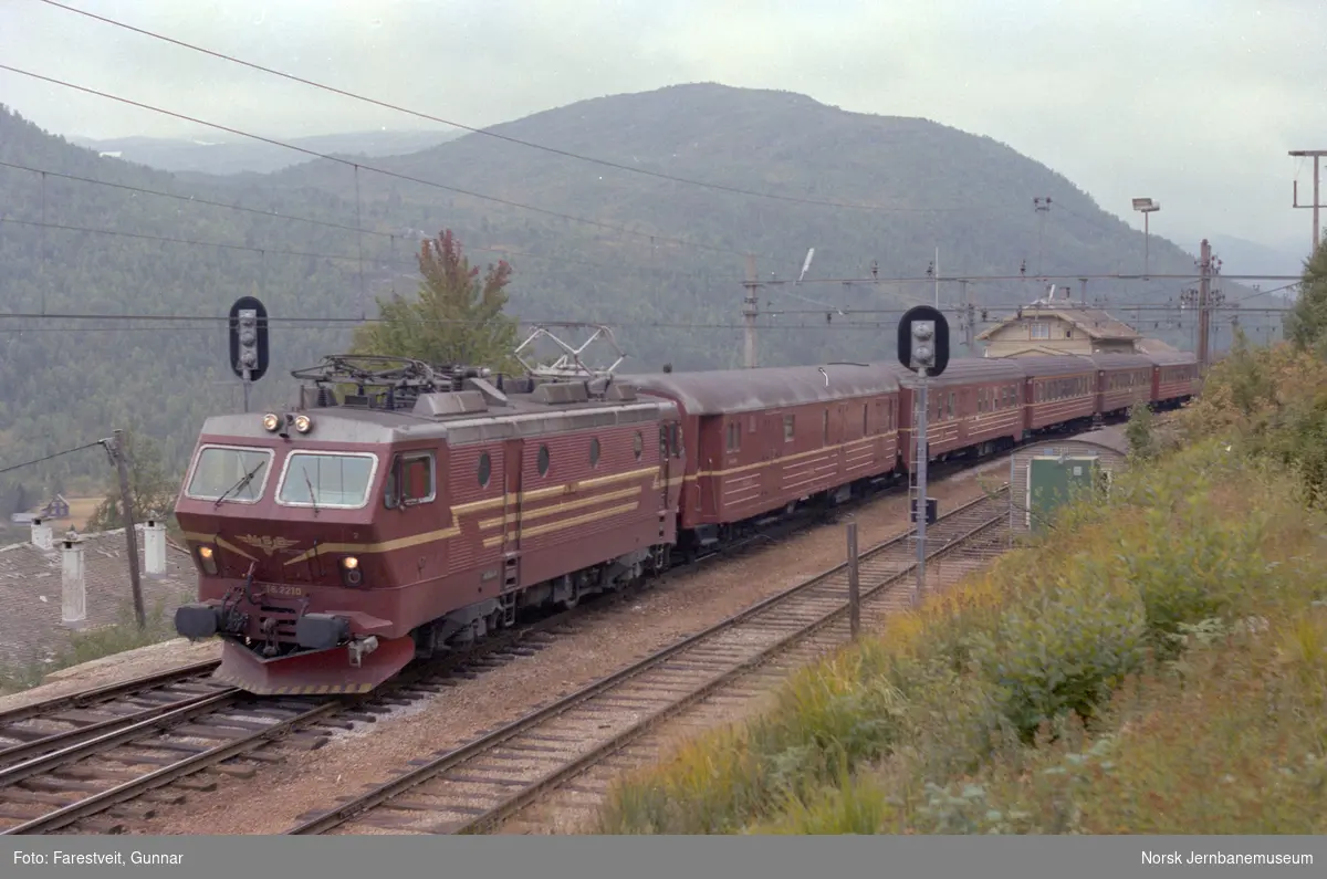 Elektrisk lokomotiv El 16 2210 med dagtoget fra Bergen til Oslo, tog 602, på Mjølfjell stasjon