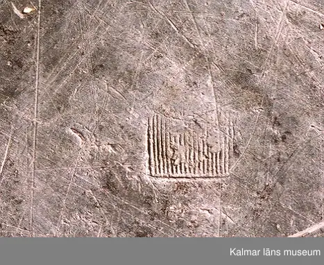 KLM 24063. Fat. Av tenn, hamrat. Stämplar på undersidan: 1 st kontrollstämpel, två stadsstämplar för Västerås mycket otydliga. l 2= 1793. Två mästarstämplar för Hans Wiksten, otydliga. Rosstämpel i oval.