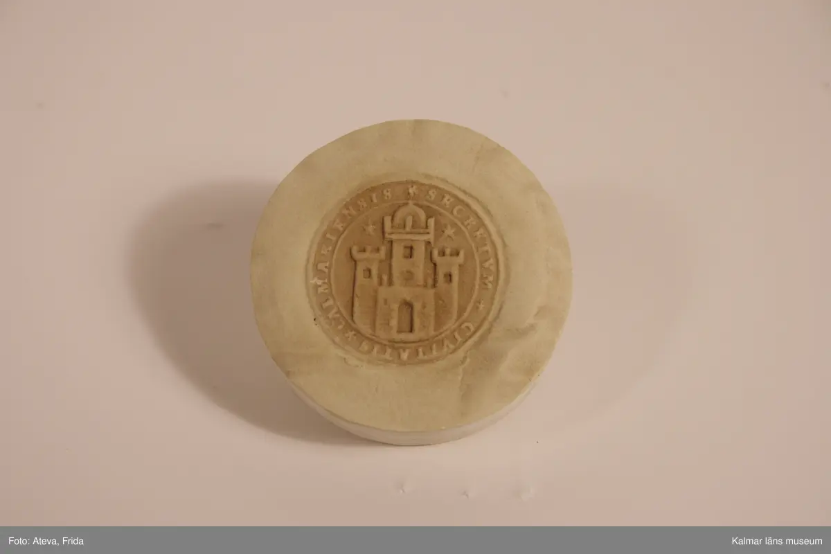 KLM 24229. Sigillavtryck, kopia. Kopia, tillverkad i gips. Inskrift: Secretum Civitatis Calmariensis.