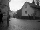 Från Stora torget med blicken längs Tanneforsgatan i Linköping. Bebyggelsen i kvarteret Domaren till höger är helt ersatt sedan bilden tillkom 1930.