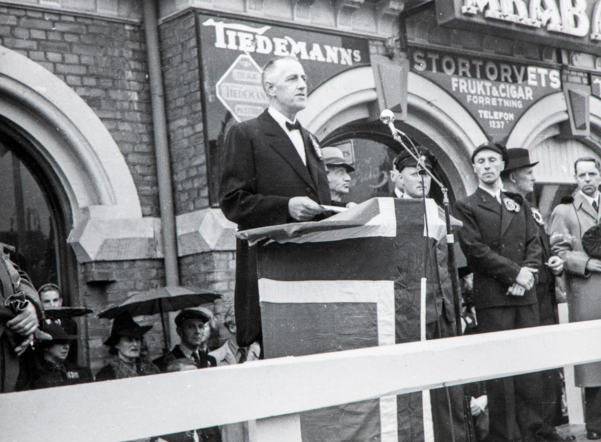 Hamar, Stortorget, Basarbygningen, 17. mai 1945, grosserer Sverre Nilssen holder kongens tale,
