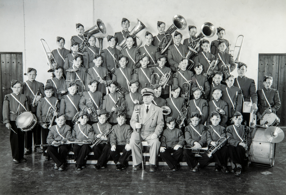 Hamar Guttemusikkorps 1951. Se bilde nr 2 for nummerering / plassering.
1.	
2.	
3.	Jan Melby
4.	
5.	Halvdan Hansen
6.	Jon Eriksen
7.	Bjørn Finborud
8.	Erik Løvhaug Hansen
9.	Bjørn Srandli
10.	Sjalg Hafsfjord ????
11.	Jan Erik Elvstedt
12.	Magnar Larsen
13.	Knut Melbye
14.	?? Mikkelsen
15.	?????
16.	Ragnar Westhagen
17.	Bjørn Helge Olsen
18.	Arne Myhrvold
19.	Harry Wang
20.	Arvid Ragnstad  (Olsen)
21.	??  Solberg ???
22.	Håkon Hagelund
23.	??????
24.	Ragnar Chritiansen
25.	Odd Ilseth
26.	Knut Johansen
27.	Per Bratlie ???????
28.	Harry Wang
29.	Bjørn Årstad  (Hansen)
30.	Johan Larsen
31.	???
32.	Lars Anderas Pedersen
33.	Frank Hansen
34.	Bjørn Andersen
35.	Odd Aspeli
36.	Finn Gundersen
37.	Svein Moe
38.	Bjørn Hagen
39.	Halvor Børresen
40.	Leif Helseth
41.	Gunvald Andreassen
42.	Annar Strandlie Nilsen
43.	Manfred ?????
44.	 
45.	Ilseth    (Kalt Pinning)
46.	Arne Olsen
47.	??????