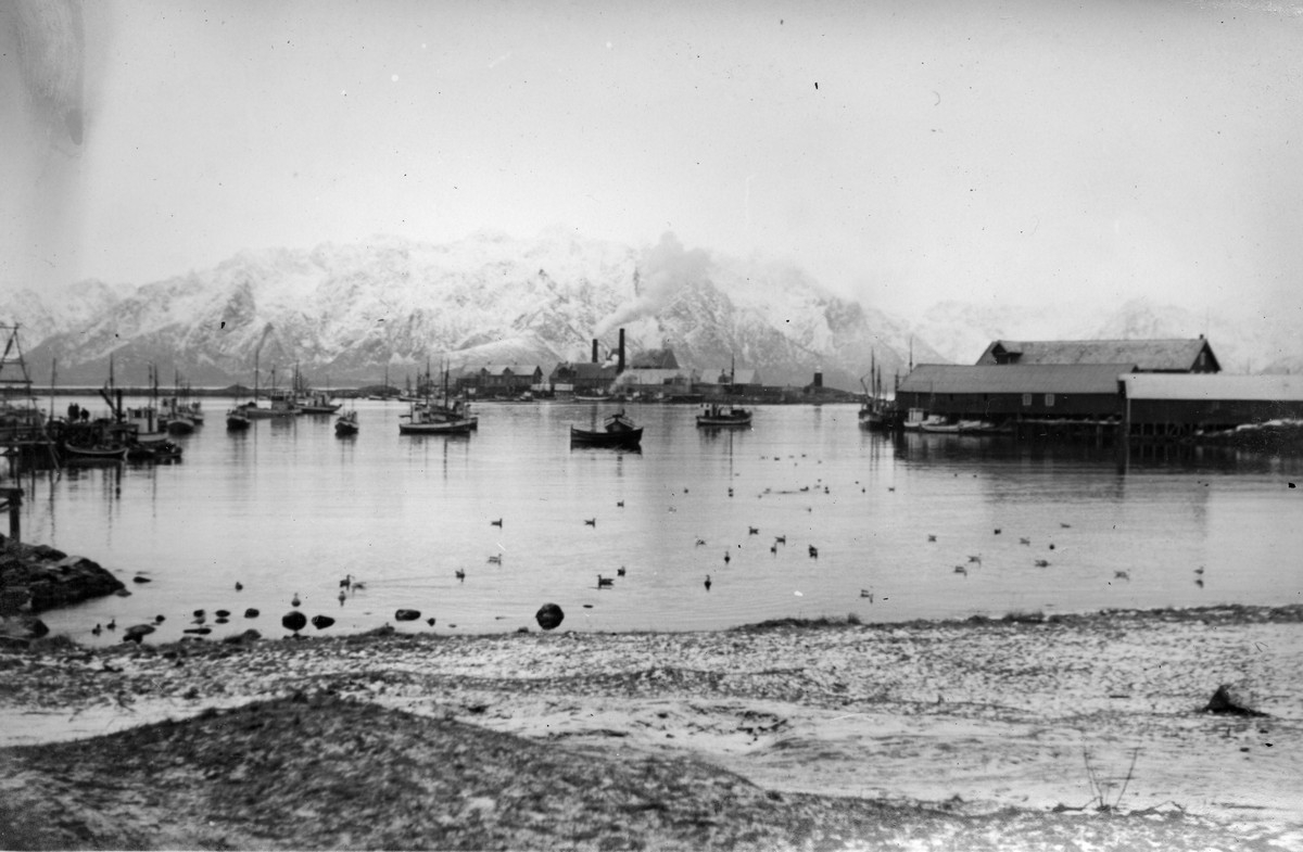 Neptun Soldoljefabrikk sett fra Melbu, fiskeskøyter i forgrunnen