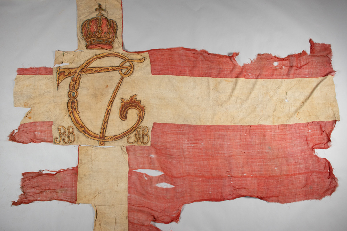Dannebrog med kong Christian 7. (1749-1808) monogram og krone.