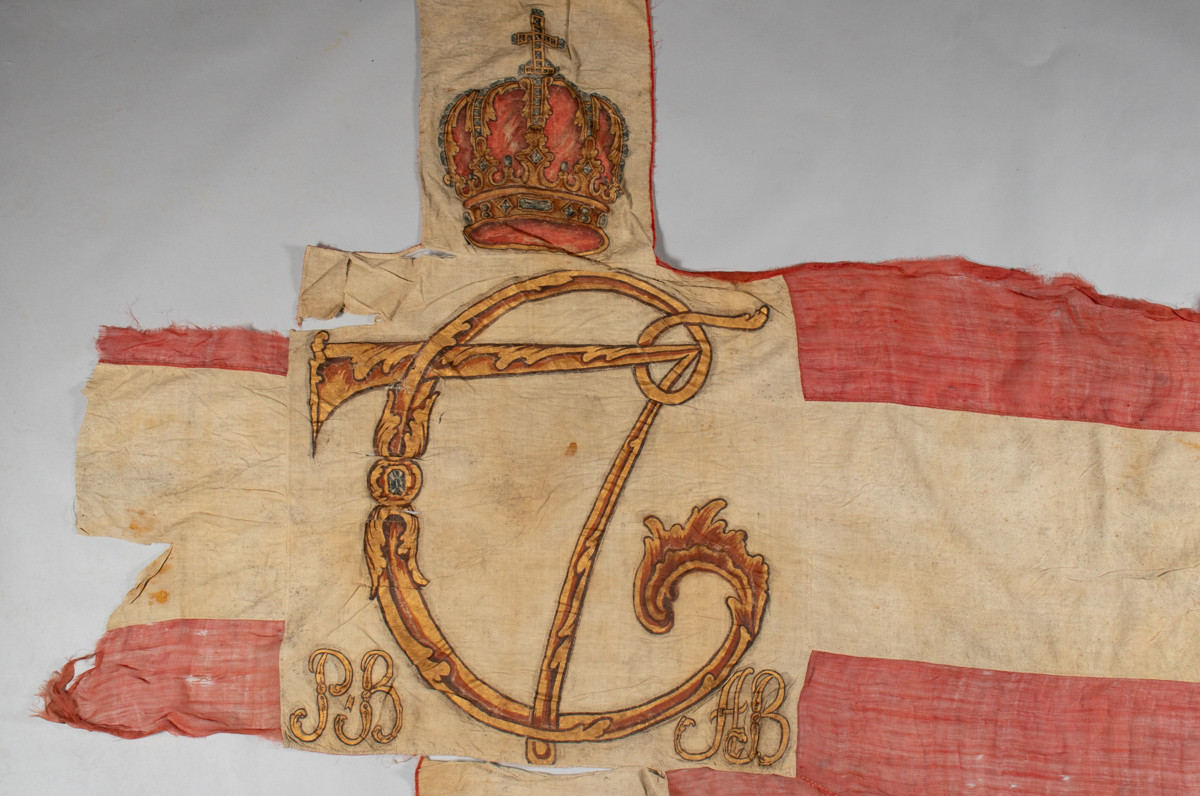 Dannebrog med kong Christian 7. (1749-1808) monogram og krone.