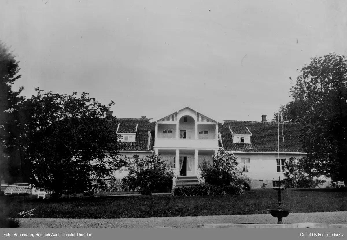 Bellevue, Jeløy, Moss. Tidligere fylkesmannsbolig,  1919-1969. I dag er området kjent som Krossern. Fylkesmann Eivind Olav Bødker flyttet inn i boligen i 1919. Fylkesmennene Døscher Bull og Hess Larsen hadde også sin bolig på Bellevue. Kontordelen flyttet til Dronningensgate i 1956. 

Bellevue på Jeløy i Moss het før 1837 Krosser gård. Gården har hatt mange kjente eiere; Hannibal Sehested, Gabriel Marselis, før Moss Jernveerk overtok gården på 1700-tallet.  Senere eiere har vært sorenskriver Sommerfeldt og senere sorenskriver Barth, som i 1837 ga den navnet Bellevue og til siste konsul Anthon B. Nilsen eier (forfatternavn Elias Kræmmer). 
Gårdens hovedbygning brant ned 5.10.1974. 
Hagen ble bygd ut med 52 boliger i 1981, i den såkalte fylkesmannshagen, adresse Anna Hagmannsgate 3-7. 
(Moss buleksikon - Elisabeth Vogt og Jørgen Ludvigsen.