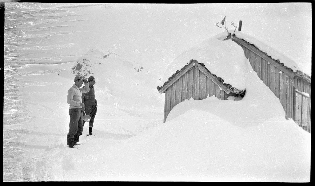 Menn, fjell, snø, hytte