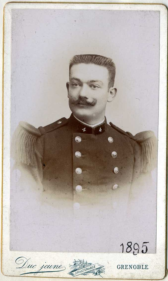 Porträtt av en ung mustaschprydd man i militär uniform.