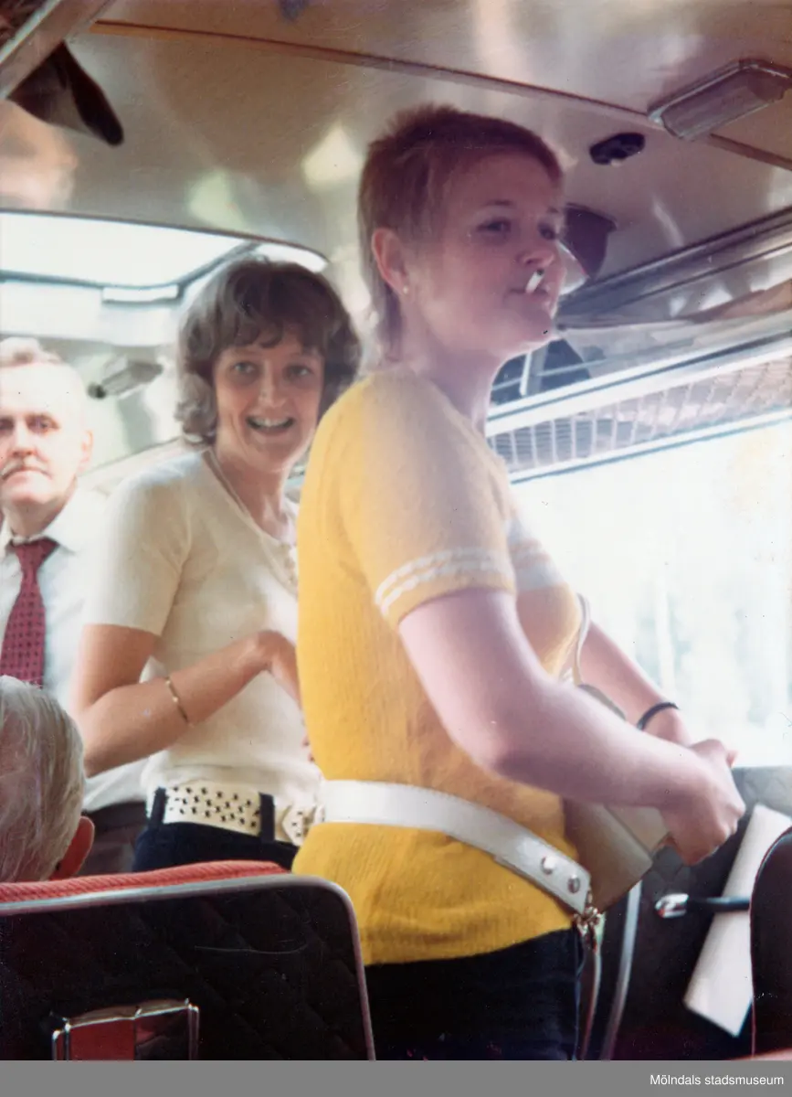 Bussresa mot Stockholm med Göteborgs Jästfabrik, våren 1972. Tjejerna på labbet.
Anteckning i albumet: "Vi festade på Skokloster. Tittade på Rotebro-fabriken. Gjorde studiebesök på Pripps nya fabrik i Bromma."