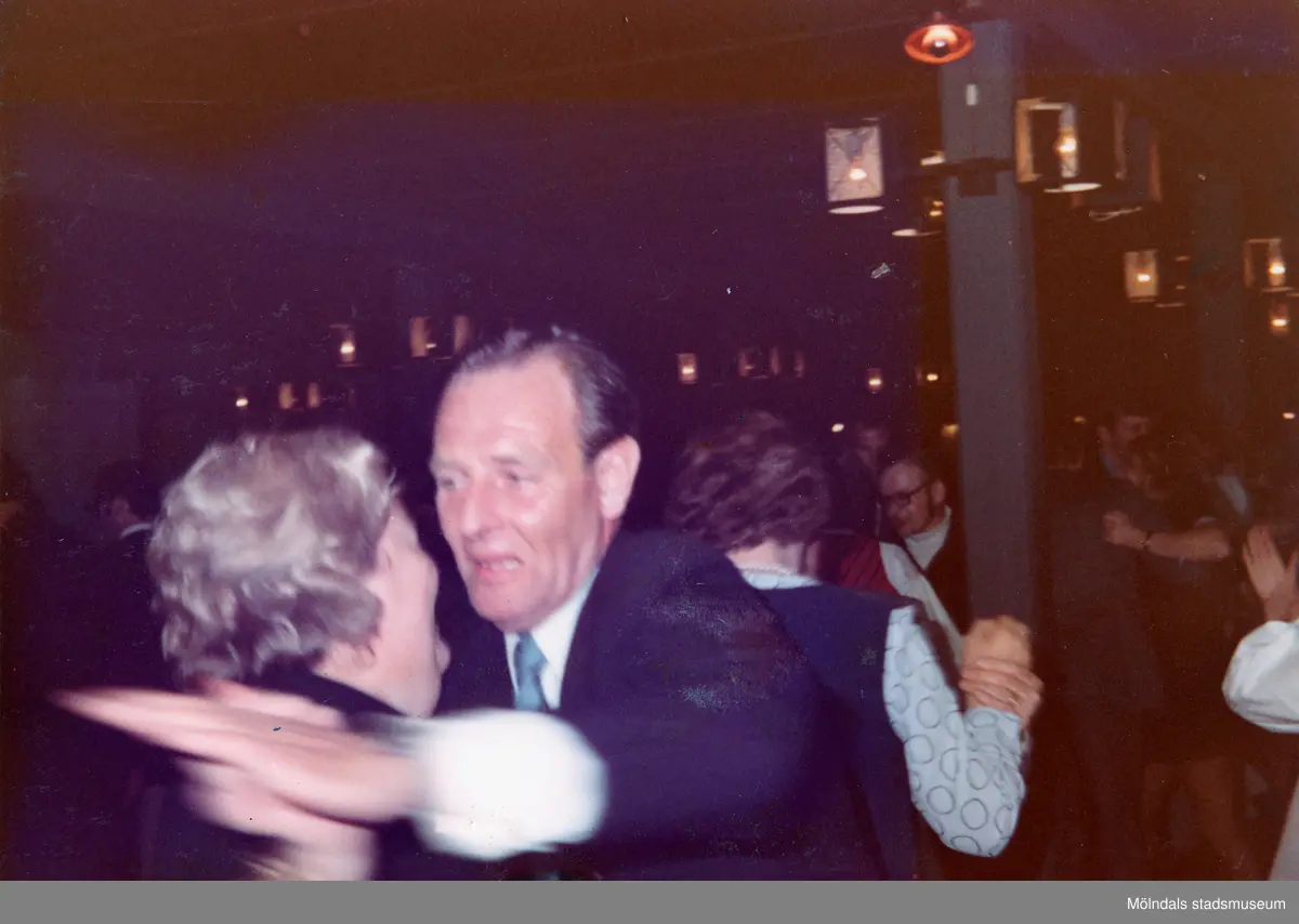 Bussresa mot Stockholm med Göteborgs Jästfabrik, våren 1972.
Anteckning i albumet: "Supé med dans i Skokloster. Åke dansar hejdlöst. Jästfabriken har bjudit."